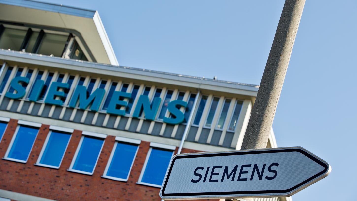 Ein Schild weist den Weg zum Siemens-Standort in der Vogelweiherstraße in Nürnberg. Die Mitarbeiter der Großmotoren-Sparte fragen sich, wie lange der Firmenname für sie noch gilt.
