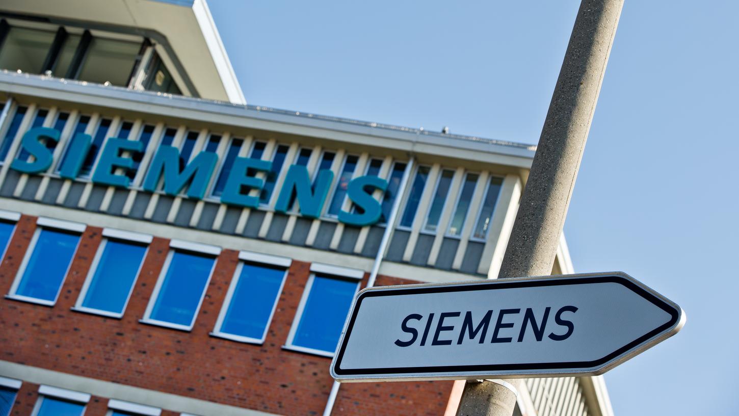 Blick auf ein Straßenschild, welches den Weg zum Siemens-Standort in der Vogelweiherstraße in Nürnberg weist .