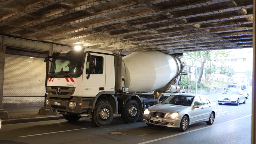 Fürth: Betonmischer bleibt unter Brücke stecken