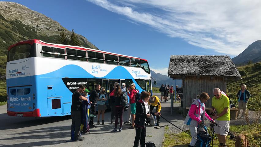 Die Panoramabusse starten in der Ortsmitte von Lech am Arlberg und bringen die Wanderer in die Nähe des Formarinsees. Ansonsten ist die Straße für den Verkehr gesperrt.