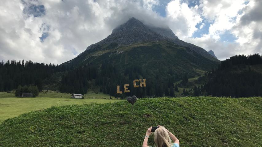 Beliebtes Fotomotiv und deutlicher Hinweis auf den momentanen Standort: Das Omeshorn, der Hausberg von Lech am Arlberg.