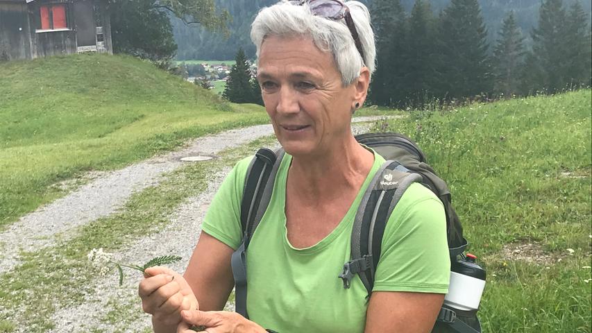 Sigrid Wolf ist nicht nur die Olympiasiegerin des Super-G 1988 in Calgary, sondern heute eine der "Lechtaler Kräuterhexen", die bei ihren Wanderungen den Gästen die heimische Pflanzenwelt und deren Bedeutung nahebringen. 
