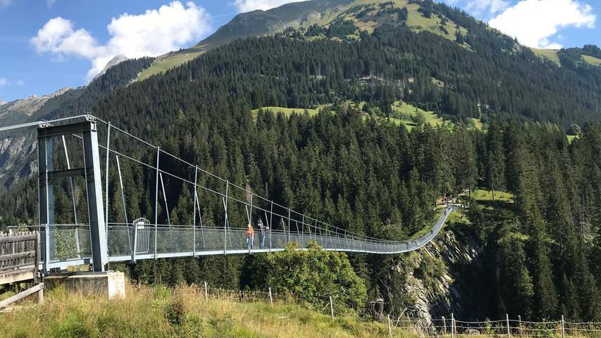 Über die Fußgängerhängebrücke geht es in 110 Meter Höhe über die Höhenbachschlucht.