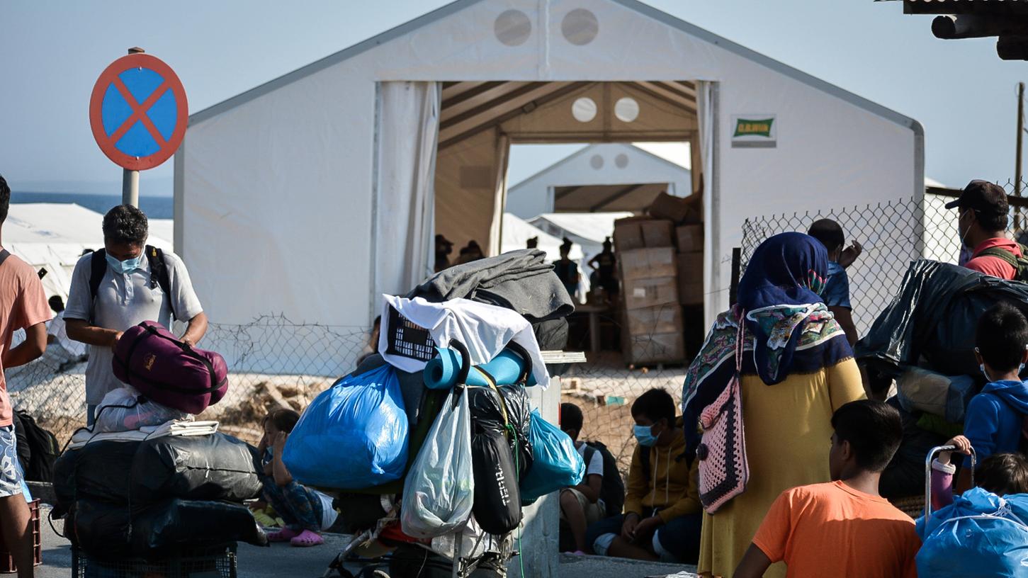 Mit ihren letzten Habseligkeiten siedeln die Flüchtlinge in das neue Übergangslager von Kara Tepe auf der griechischen Insel Lesbos um.