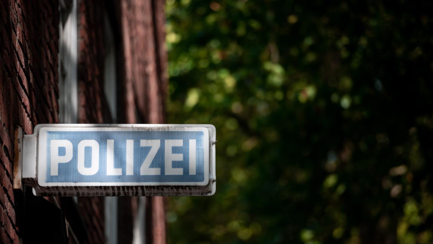 Bei der Polizei in Nordrhein-Westfalen werden 29 Beamte verdächtigt, an mindestens fünf rechtsextremen Chat-Gruppen beteiligt gewesen zu sein