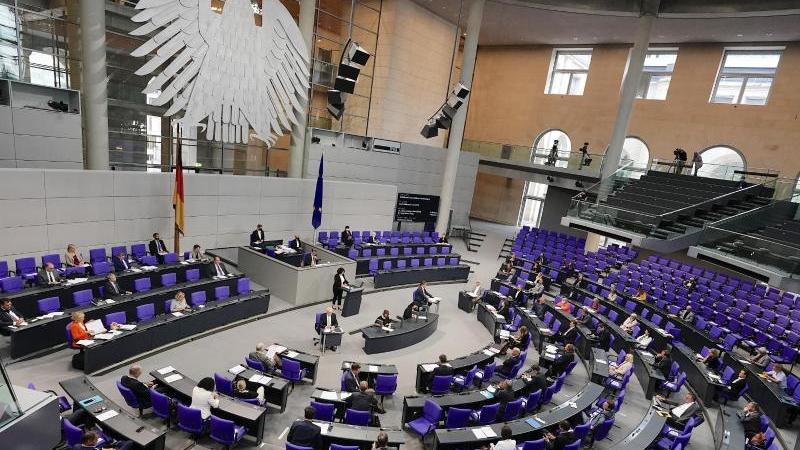 Oppositionsparteien im Bundestag kritisieren das Verhalten der AfD-Abgeordneten.
