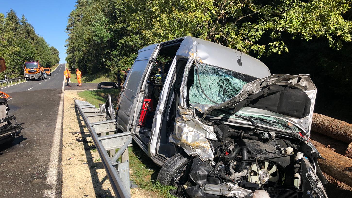 Bei einem Unfall im Landkreis Bayreuth kollidierten zwei Transporter miteinander. Beide Fahrzeuge waren abschleppreif.