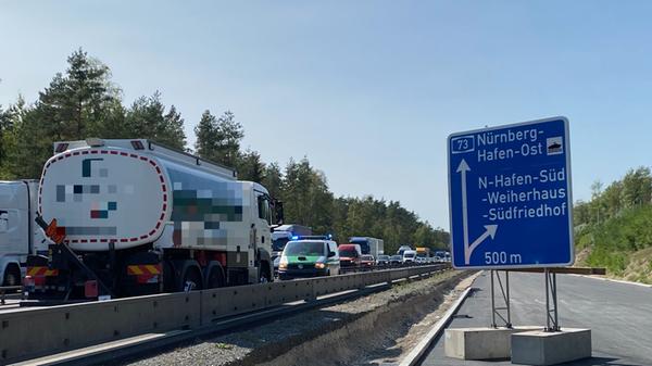 Eigentlich sollte der Ausbau der A73 zwischen der Anschlussstelle Nürnberg-Hafen-Ost und dem Kreuz Nürnberg-Süd 2020 abgeschlossen sein, im Jahr 2021 sollte nur noch der offenporige Asphalt aufgetragen und der Lärmschutz abgeschlossen werden. Nun muss im Jahr 2021 aber auch noch der Abschnitt zwischen dem Kreuz Nürnberg-Süd und Zollhaus ausgebaut werden, weil dieser Teil 2020 nicht mehr geschafft wurde.