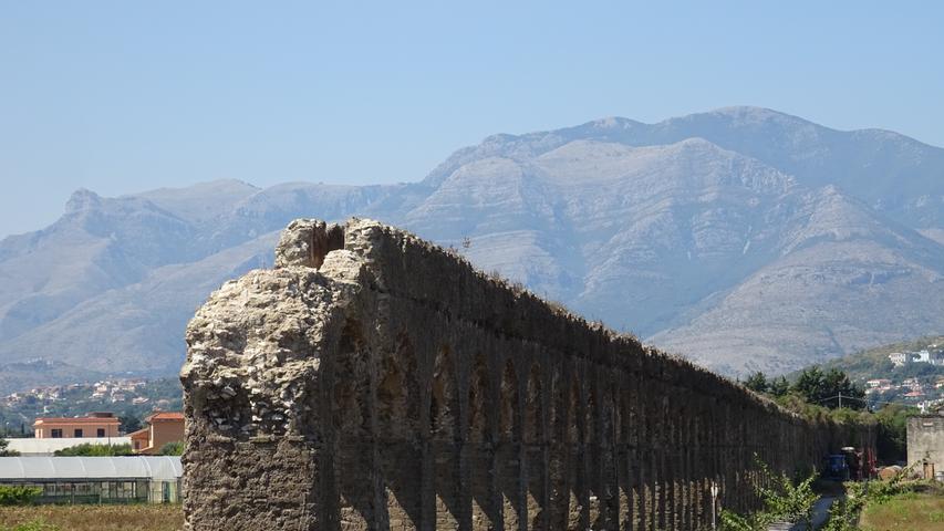 Ein Aquädukt aus der Römerzeit nahe San Felice Circeo zwischen Rom und Neapel.