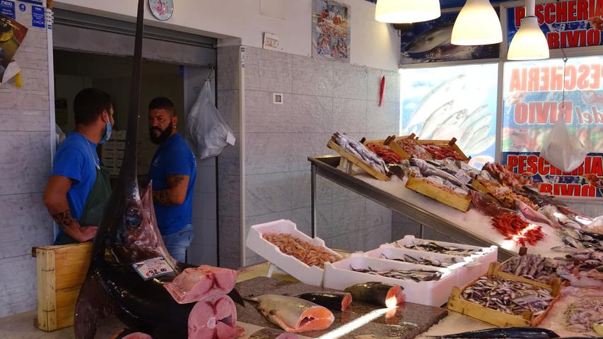 Und auf den Markt locken sizilianische Köstlichkeiten aus dem Meer.
