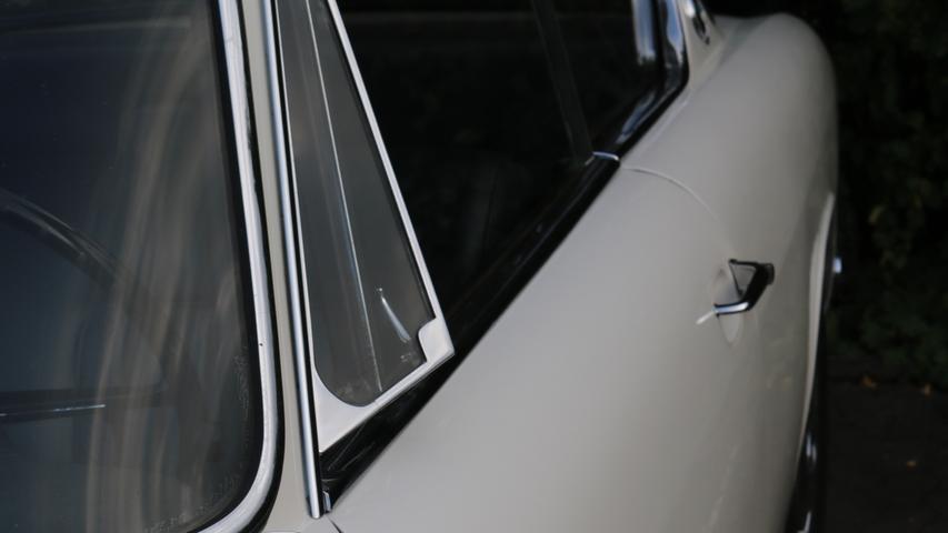 Schmuck: der Außenspiegel eines Bertone.