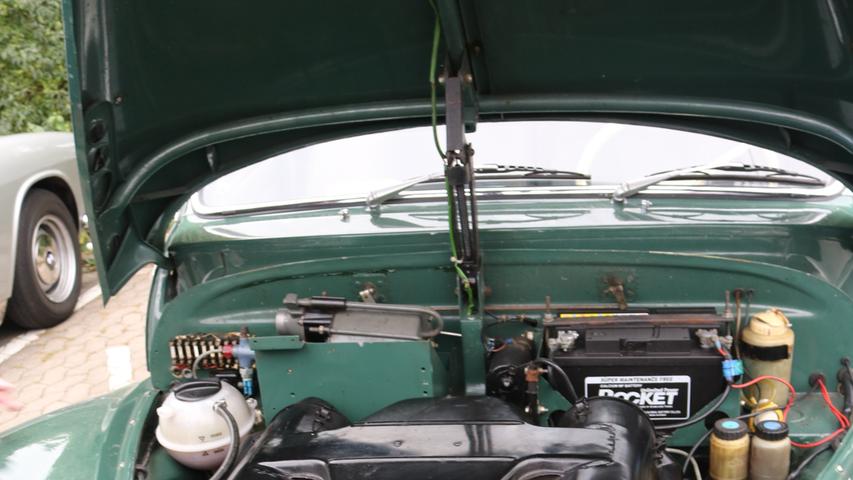Blick unter die Motorhaube eines Barockengels: Der Platz für die zweite Batterie hinten links hat mit der Historie als Polizeiwagen und dem Strombedarf für das Funkgerät zu tun.