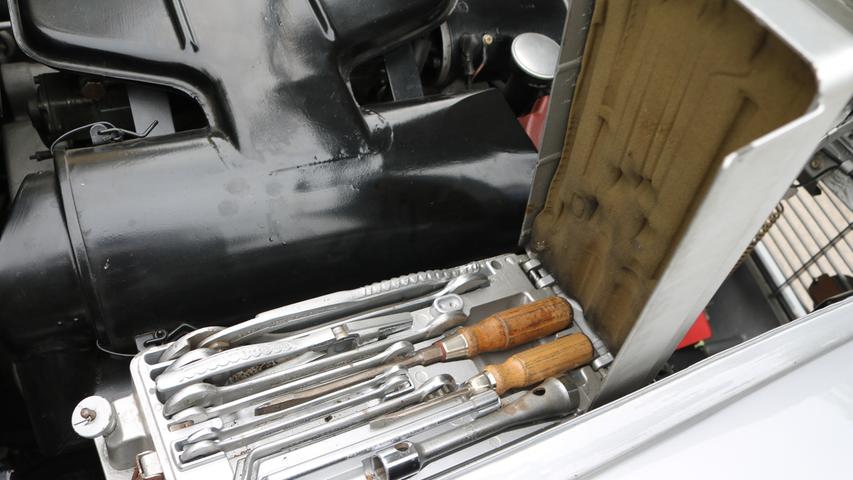 Das gibt es heute nicht mehr: Im Motorraum ist Platz für einen Werkzeugkasten.