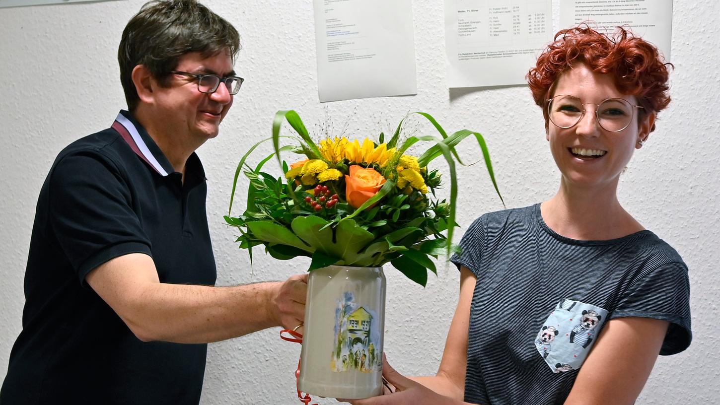 Stilecht verabschiedet: Redaktionsleiter Stefan Mößler-Rademacher übergibt Katharina Tontsch einen Bergkirchweih-Steinkrug und Blumen.
Stilecht verabschiedet: Redaktionsleiter Stefan Mößler-Rademacher übergibt Katharina Tontsch einen Bergkirchweih-Steinkrug und Blumen.