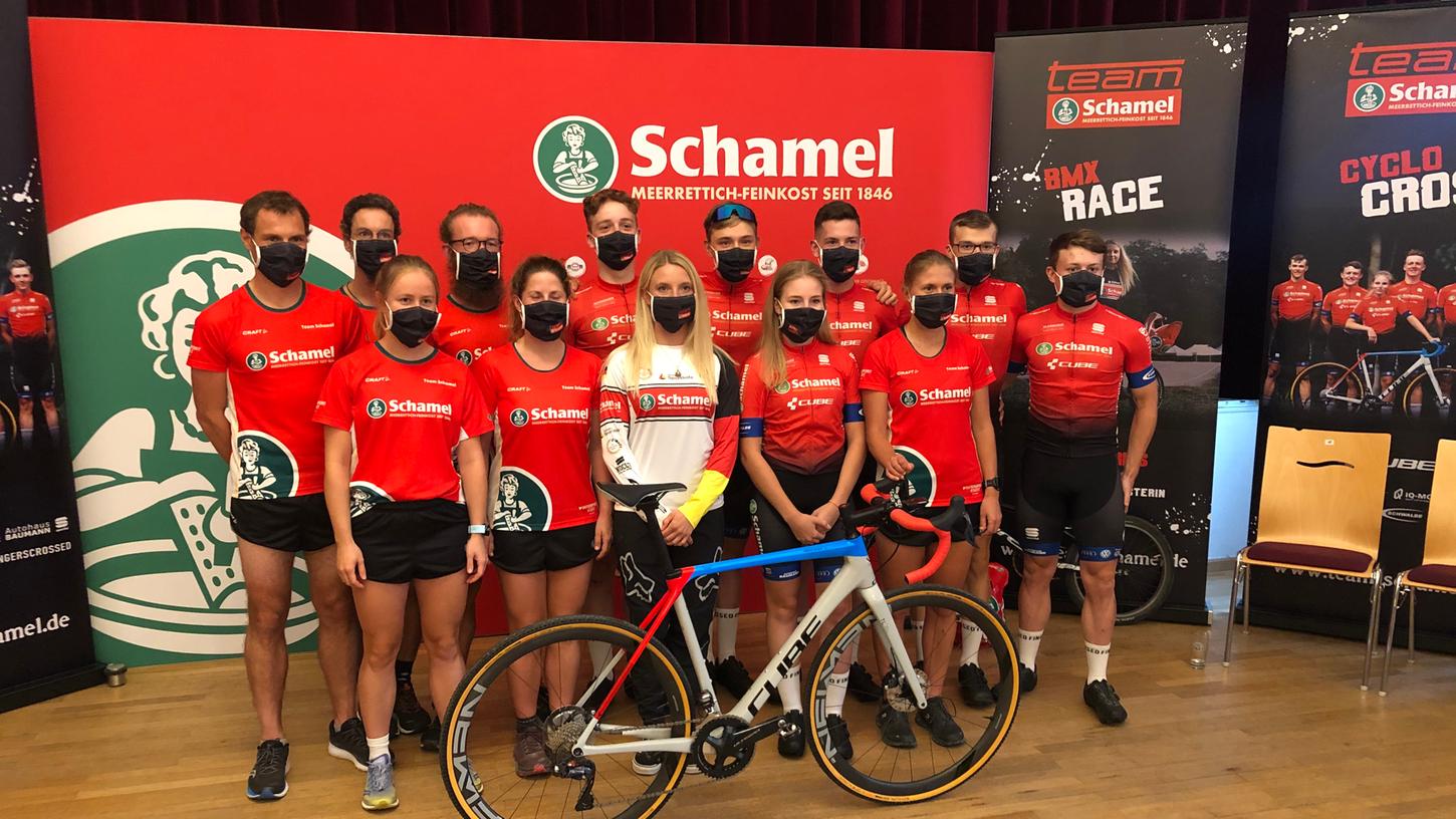 Die ganze Mannschaft versammelt: Radfahrer, Läufer und BMX-Fahrerin Nadja Pries bei der Team-Vorstellung in Baiersdorf. Die ganze Mannschaft versammelt: Radfahrer, Läufer und BMX-Fahrerin Nadja Pries bei der Team-Vorstellung in Baiersdorf.