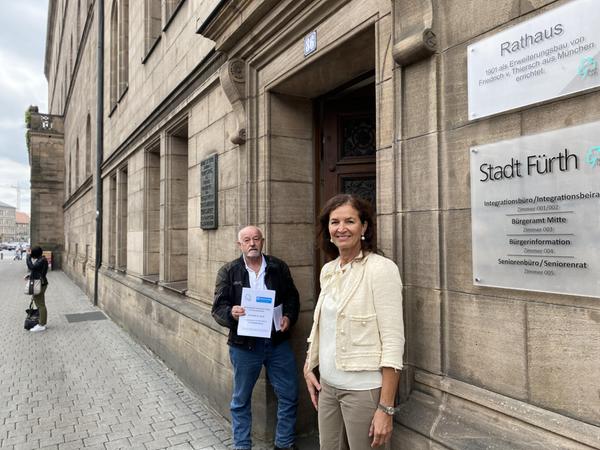 Hier gibt es künftig Beratung: Arno Dahms von der Nürnberger Außenstelle des Weißen Rings und Annegret Steiger, Beauftragte der Fürther Polizei für Kriminalitätsopfer, am Fürther Rathaus.