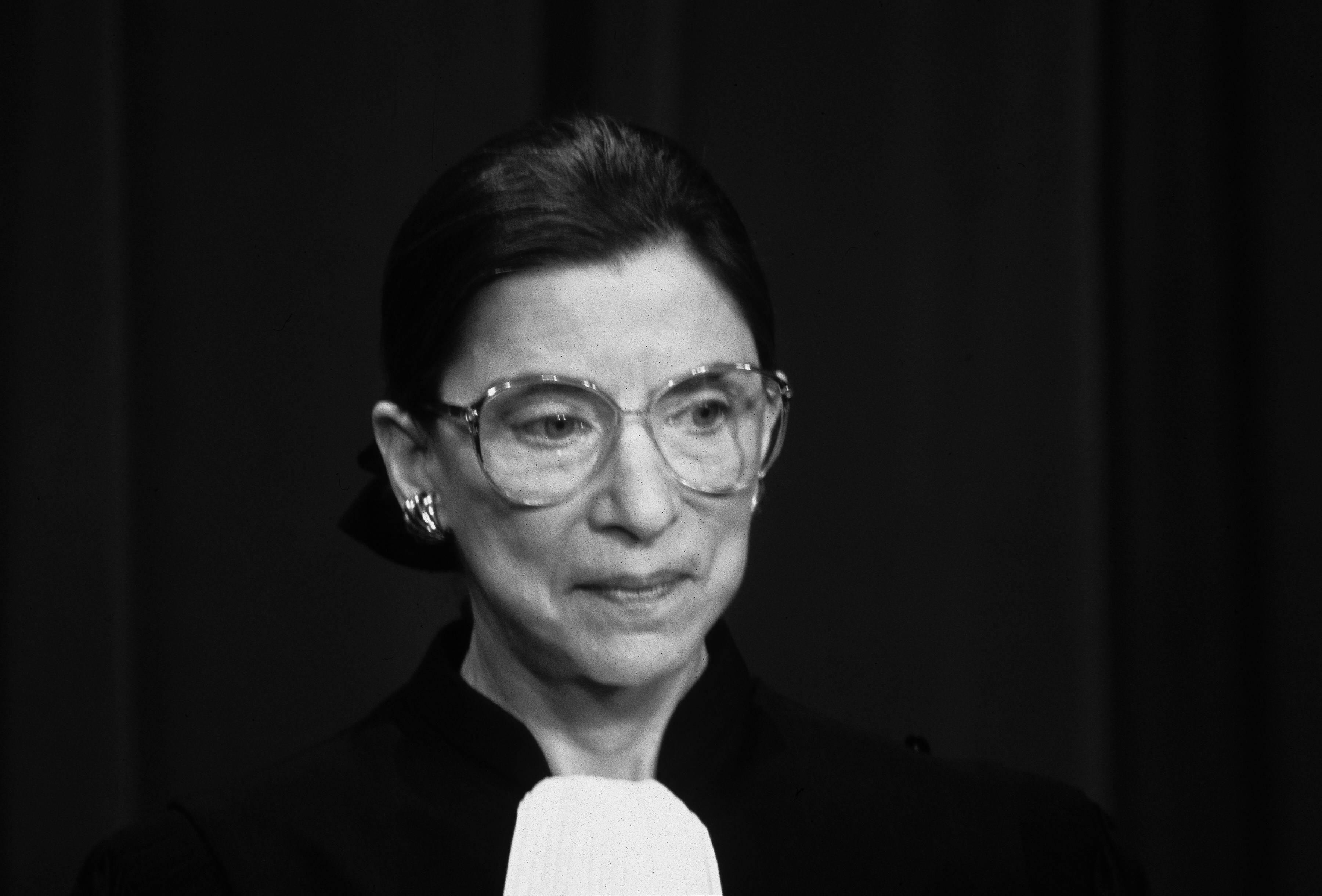 Die Richterin am Supreme Court in den USA machte sich als Kämpferin für Frauenrechte einen Namen und war für ihre markige Argumentationsweise berüchtigt. Viele verehrten Ginsburg wie einen Popstar. Auch mit Kritik an Präsident Trump sorgte "RBG" für Aufsehen. Sie verstarb im Alter von 87 Jahren an den Folgen ihrer Krebserkrankung.