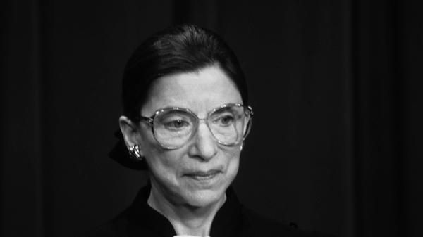Die Richterin am Supreme Court in den USA machte sich als Kämpferin für Frauenrechte einen Namen und war für ihre markige Argumentationsweise berüchtigt. Viele verehrten Ginsburg wie einen Popstar. Auch mit Kritik an Präsident Trump sorgte "RBG" für Aufsehen. Sie verstarb im Alter von 87 Jahren an den Folgen ihrer Krebserkrankung.