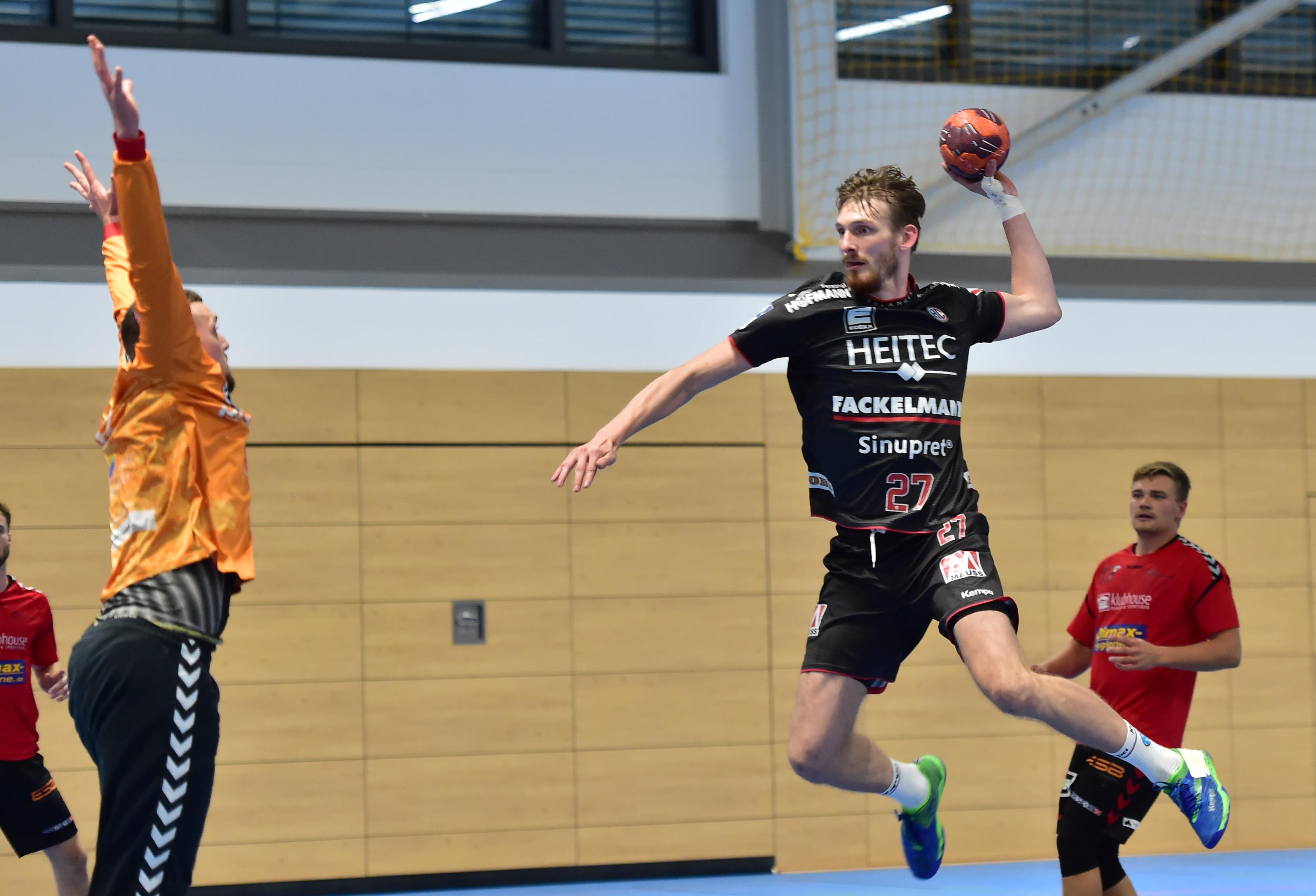 "Er ist eine Waffe. Und manchmal zu schnell für sich selbst. Im Training gibt es selten eine Möglichkeit, ihn zu stoppen. Er wirft sich rein, ist ein Kämpfer, meistens tun sich die Abwehrspieler an ihm weh und ist inzwischen auch ein sehr passabler Abwehrspieler."