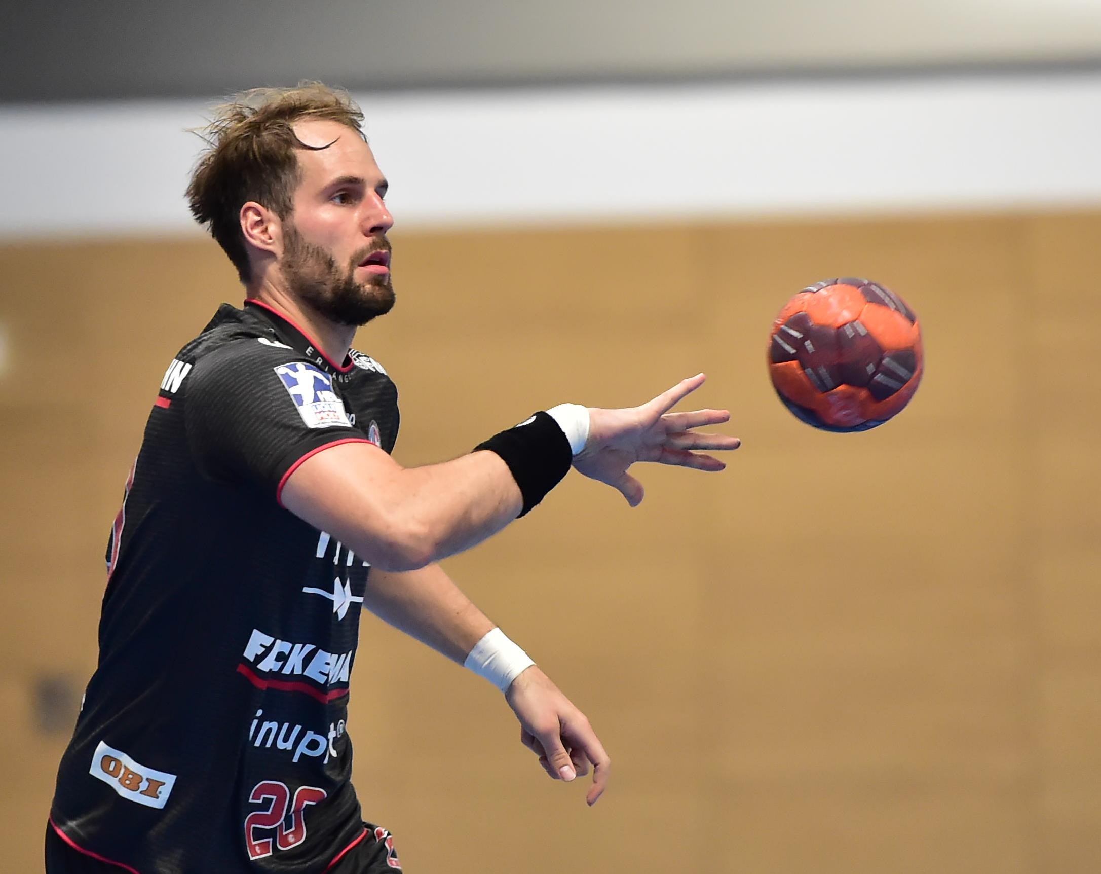 "Er ist einer, der alles kann. Er soll zusammen mit Steffen unseren Angriff führen und hat immer wieder gezeigt, dass er das kann. Er setzt gut seine Nebenleute ein und hat selbst einen guten Torinstinkt. Er hat Kontrolle über das Spiel."