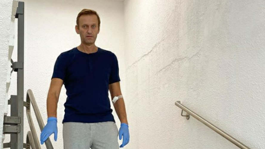 Stehend auf Treppe: Nawalny dankt 