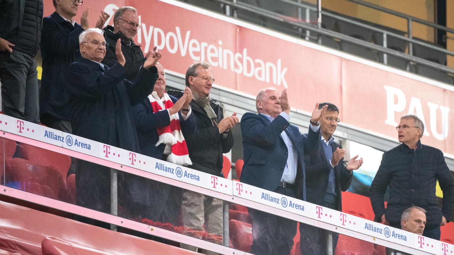 Vertreter des FC Bayern München und des FC Schalke 04 saßen beim Bundesligaeröffnungsspiel auf der Tribüne direkt nebeneinander und trugen keinen Mund-Nasen-Schutz.