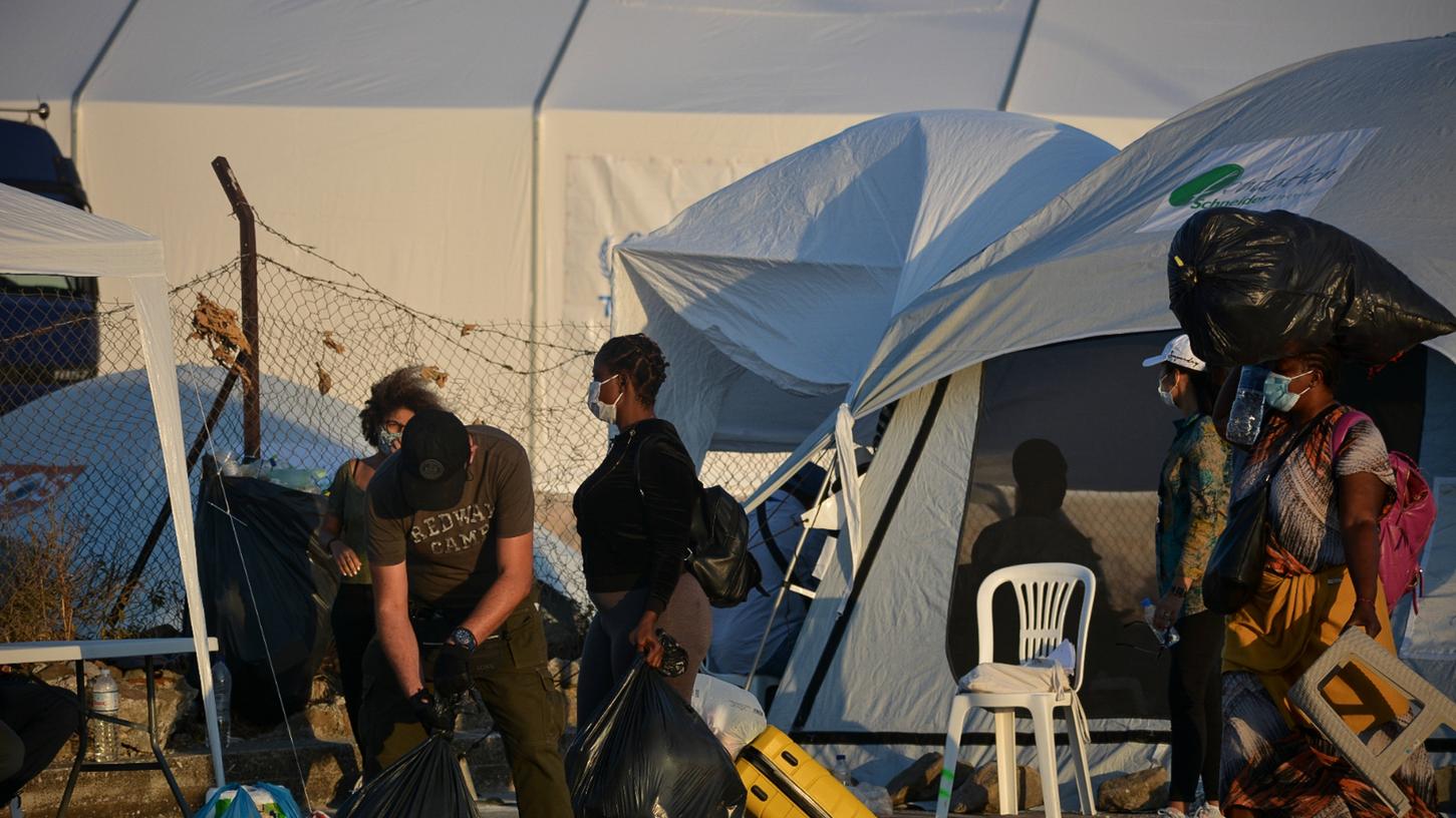 Nach Bränden im Flüchtlingscamp Moria sind nun etwa drei Viertel der Migranten in ein neues Zeltlager umgezogen.