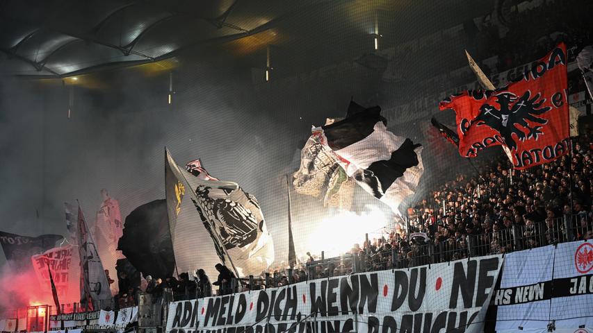 "Adi, meld dich, wenn du eine Spielunterbrechung brauchst!" (Die Fans von Eintracht Frankfurt bieten dem Trainer per Transparent an, die Androhung von Spielunterbrechungen bei beleidigenden Plakaten gegen Dietmar Hopp taktisch einzusetzen.)