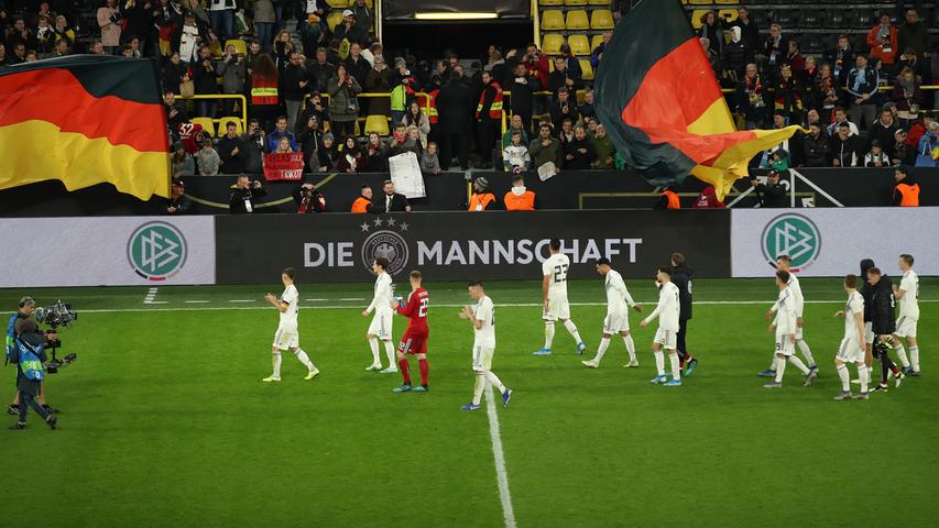 "Halt die Fresse!" (Stadionbesucher Jens unterbricht einen Störer der Gedenkminute für die Opfer des Anschlags in Halle vor dem Spiel der DFB-Elf gegen Argentinien.)