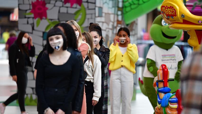 Aber bitte mit Maske: Modenschau im Neuen Markt