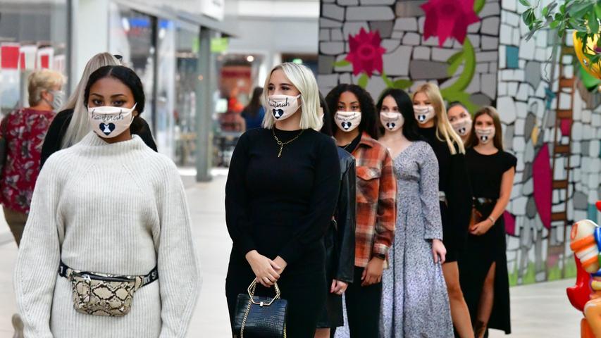 Aber bitte mit Maske: Modenschau im Neuen Markt