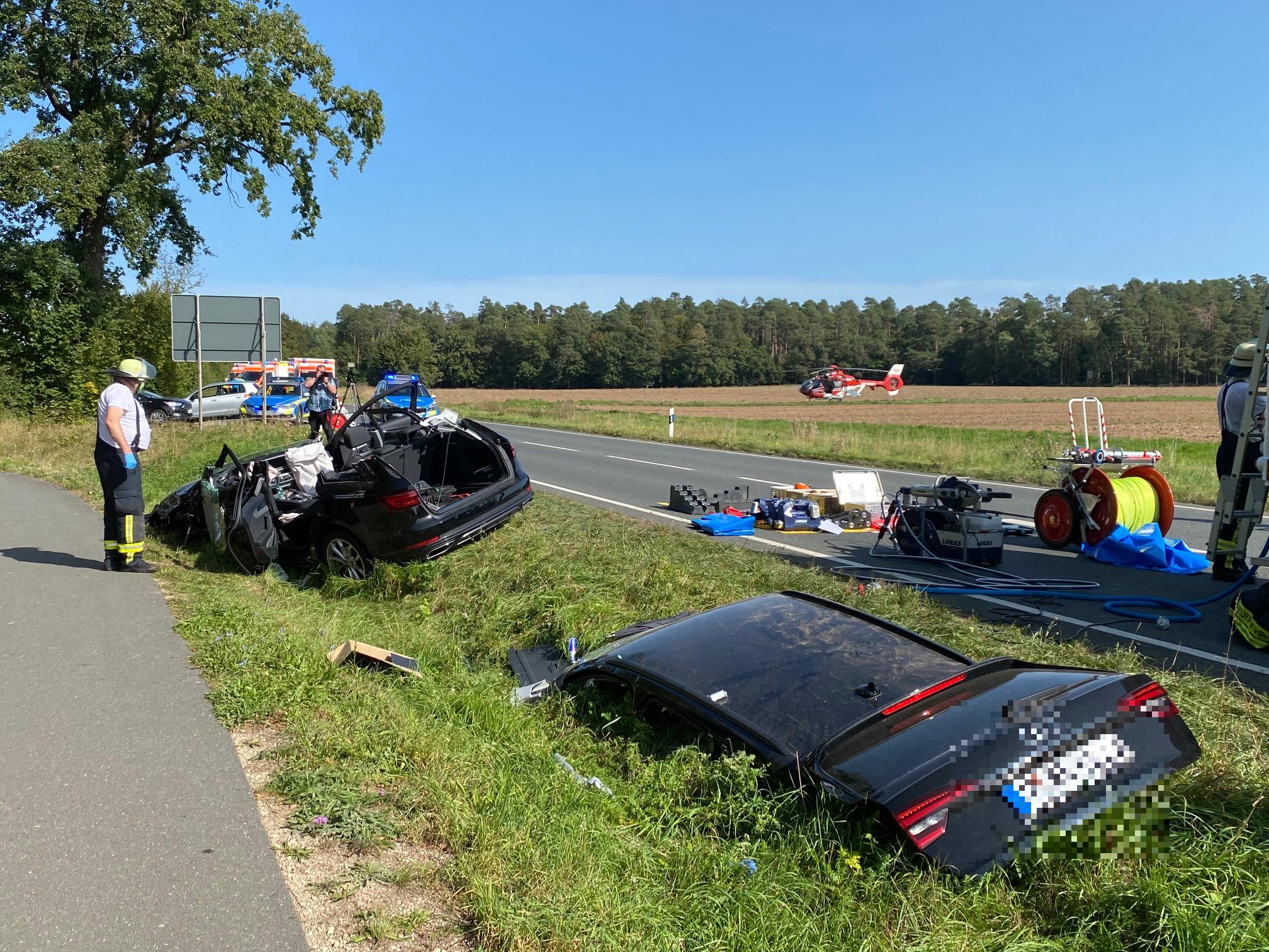 Schwerer Unfall Bei Rosstal Feuerwehr Befreit Fahrer Mit Schwerem Gerat Furth Nordbayern
