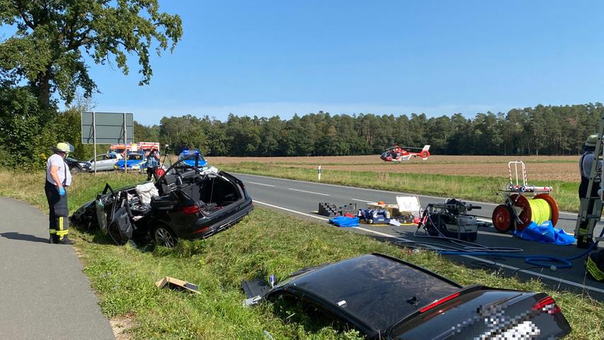 Schwerer Unfall bei Roßtal: Feuerwehr befreit Fahrer mit schwerem Gerät