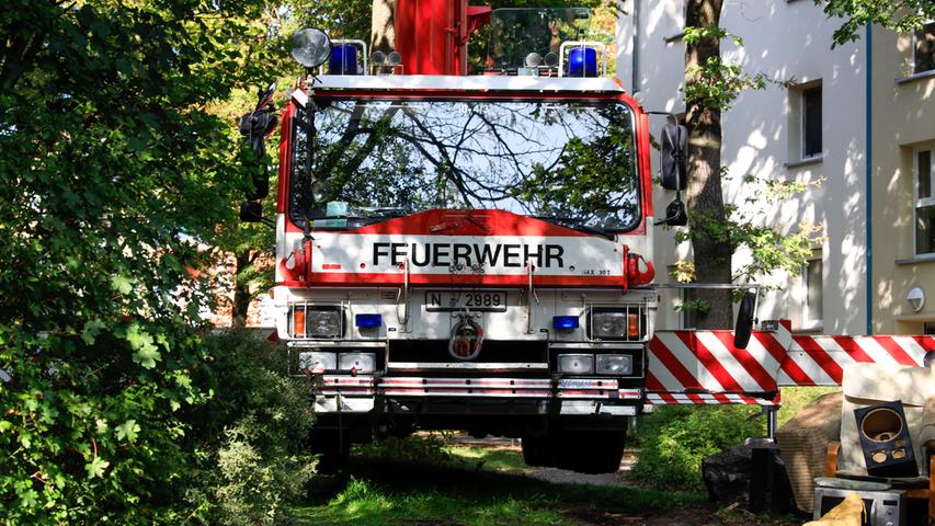 Mit Kran: Erlanger Feuerwehr befreit Patienten aus Wohnung