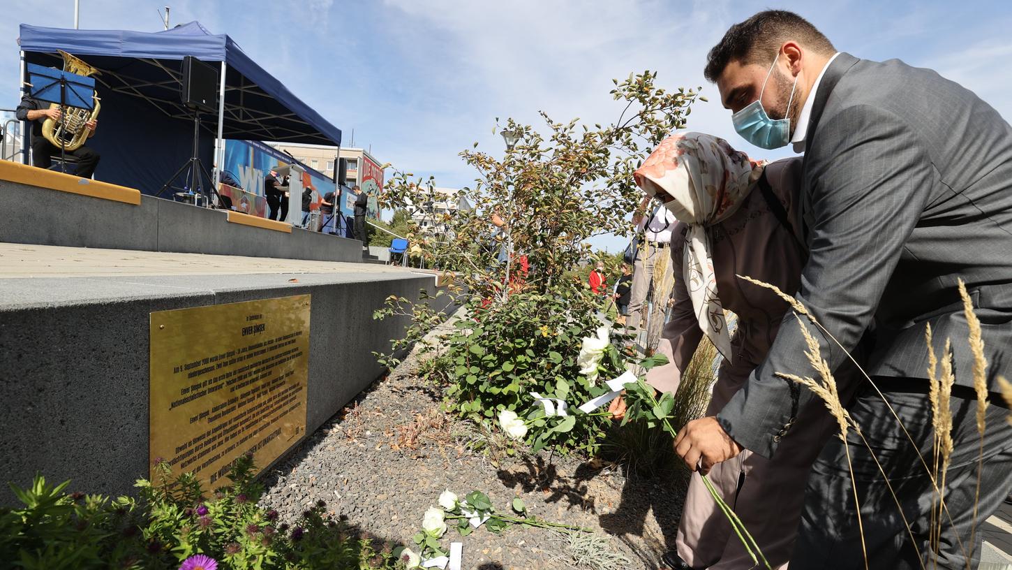 Abdulkerim und Adile Simsek, Sohn und Witwe von Enver Simsek, legen Blumen an der Gedenktafel für den ermordeten Enver Simsek nieder. 