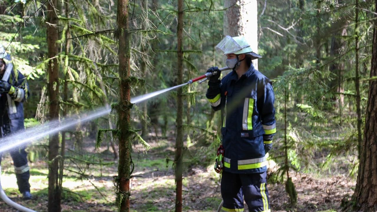 Nach dem oberflächlichen Ablöschen des Brandes wässerten die Feuerwehrler den trockenen Waldboden noch ausgiebig.