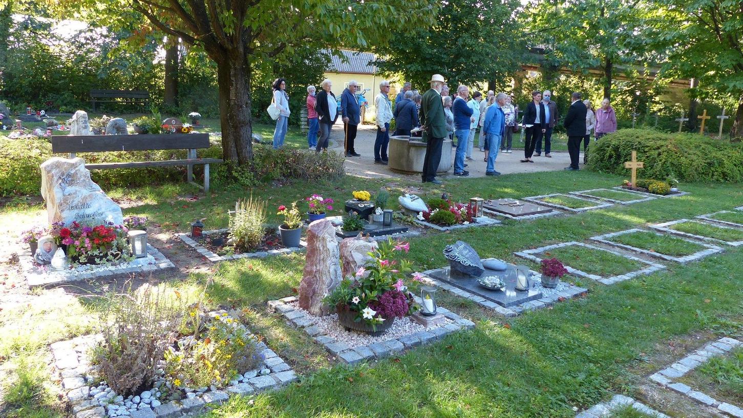 Bei den Friedhofsführungen in Forchheim geht es auch an den Gräberfeldern für Urnen vorbei. Die Friedhofsverwaltung berichtet von Trends und den verschiedenen Möglichkeiten für Bestattungen.
 
  