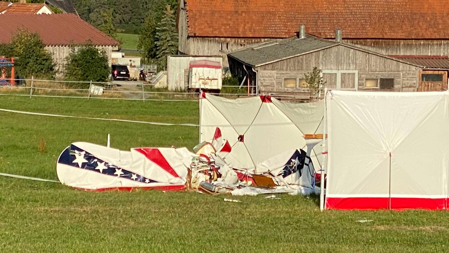 Ein Kleinflugzeug ist am Sonntagnachmittag in Rugendorf im Landkreis Kulmbach am Rande einer Pferdekoppel zerschellt. Der Pilot starb. 