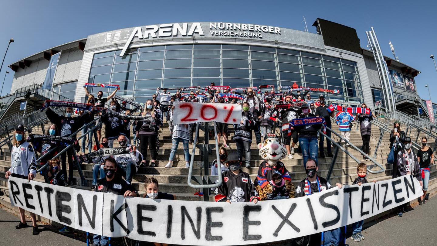 Vor dem Eingang der Nürnberger Arena machten etwa 70 Ice-Tigers-Fans friedlich mit Bannern ihre Meinung deutlich.