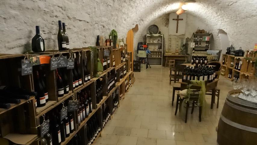 Im Hofladen gibt es darüber hinaus zahlreiche Weinspezialitäten von renommierten Winzern aus der Region.