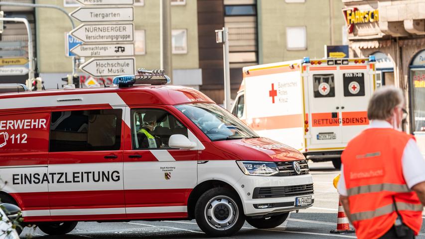 Gasaustritt: Feuerwehr räumt Mehrfamilienhaus in Nürnberg
