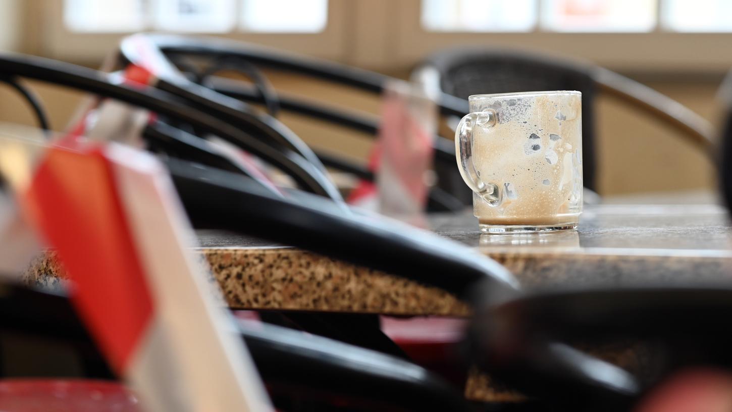 Nach wie vor gelten in der Gastronomie strenge Hygiene- und Abstandsmaßnahmen. Im ersten Halbjahr hat die Corona-Krise bereits deutlich Spuren in der Gastwirtschaft hinterlassen. Nach wie vor gelten in der Gastronomie strenge Hygiene- und Abstandsmaßnahmen. Im ersten Halbjahr hat die Corona-Krise bereits deutlich Spuren in der Gastwirtschaft hinterlassen.
