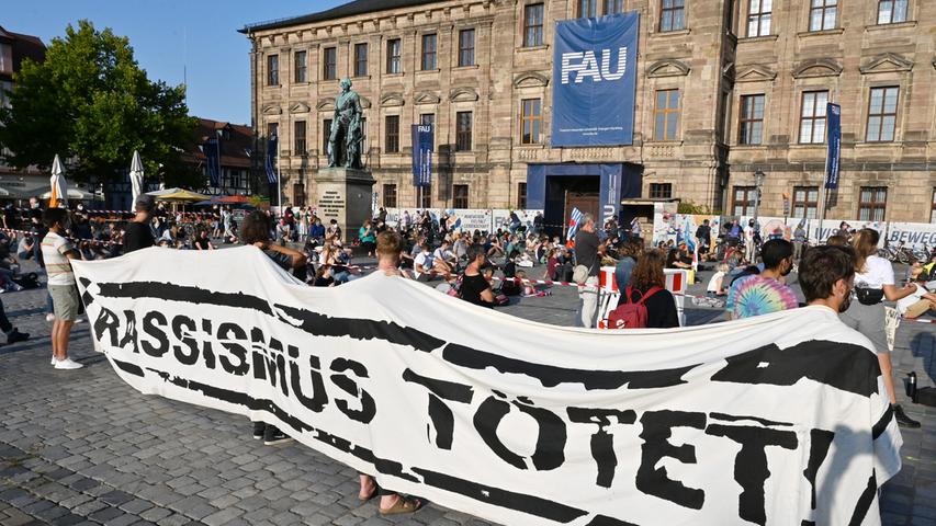 Ebenso stellte sich die Kundgebung klar gegen Rassismus in der Gesellschaft: "Wir fordern ein Ende der Gewalt in Deutschland, auf Lesbos, in ganz Europa."