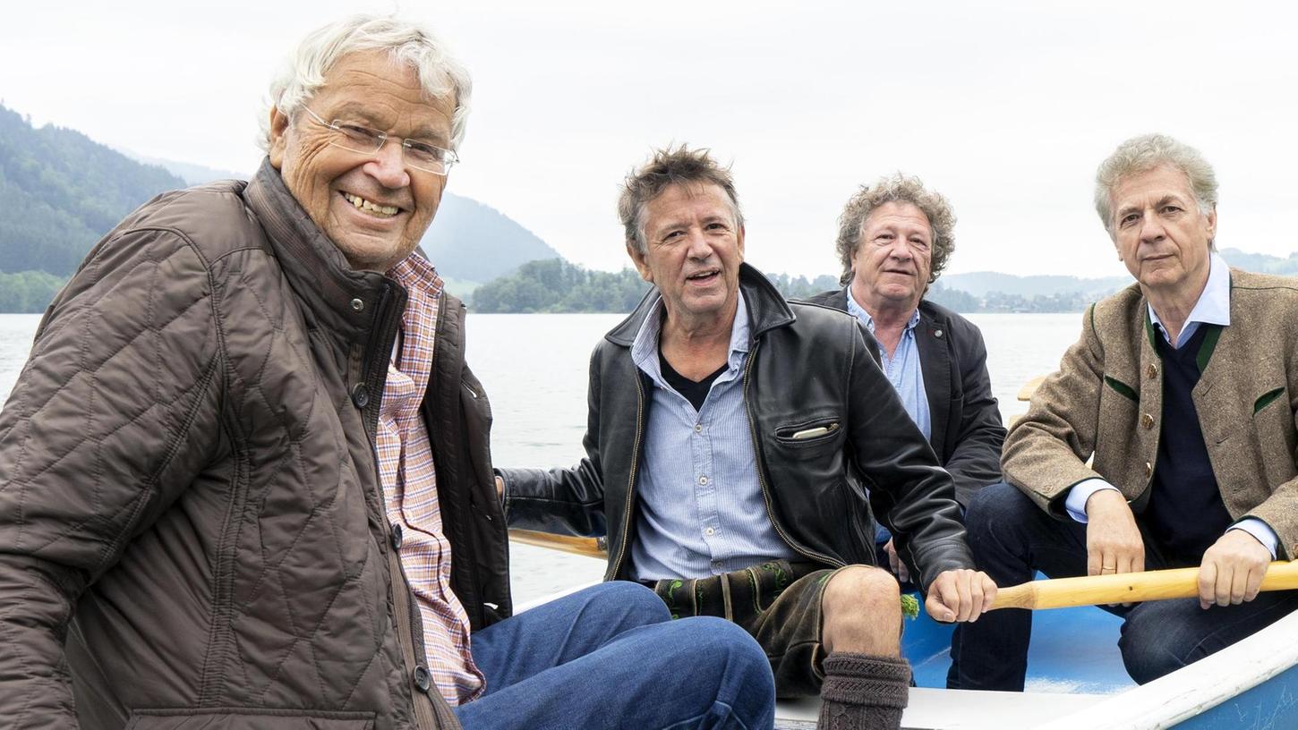 Vier in einem Boot: Gerhard Polt (vorne) und die Wellbrüder aus’m Biermoos: Christoph, Karli und Michael Well.