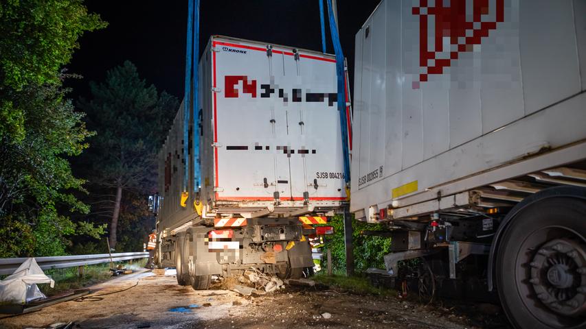 Nürnberg: Laster kommt von Straße ab und kollidiert mit Laterne