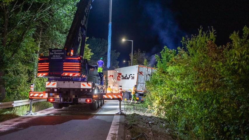 Nürnberg: Laster kommt von Straße ab und kollidiert mit Laterne