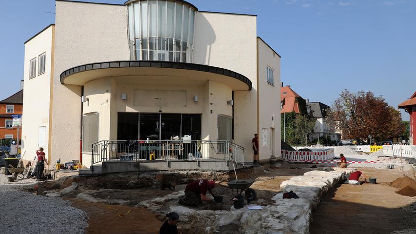 Forchheims Mittelalter wird wieder sichtbar: Historische Stadtmauer in der Wallstraße ausgegraben