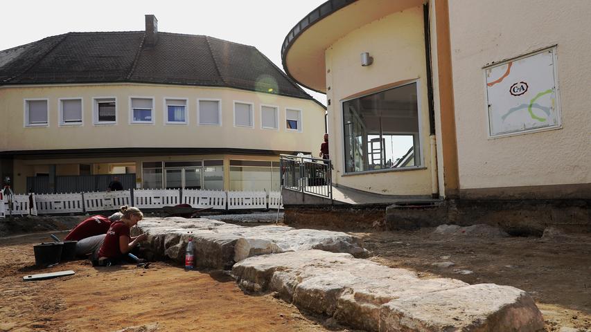 Archäologen haben in der Luitpoldstraße einen Teil der mittelalterlichen Stadtbefestigung ausgegraben