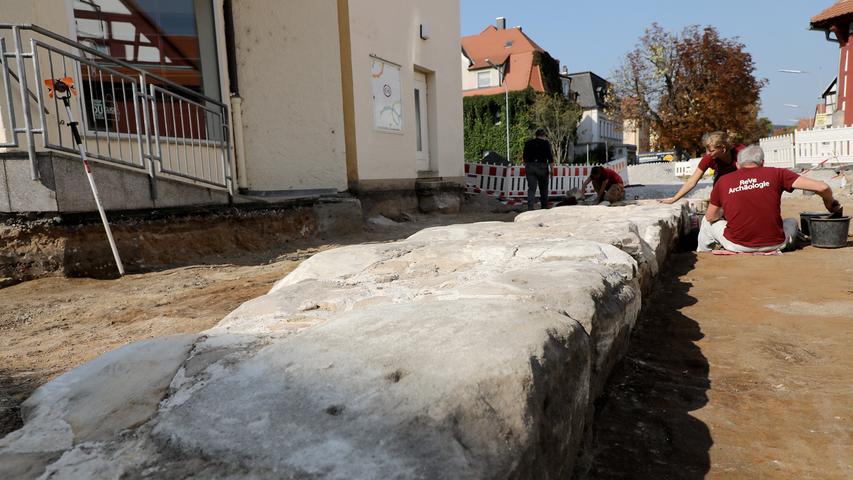 Archäologen haben in der Luitpoldstraße einen Teil der mittelalterlichen Stadtbefestigung ausgegraben