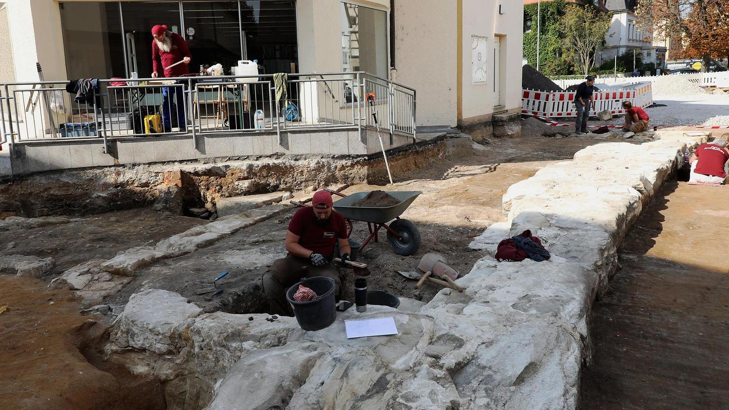 MItarbeiter des ReVe Archäologie Büros aus Bamberg sichern die Ausgrabungsstelle zwischen Luitpoldstraße und Wallstraße. Hier wurde vor knapp zwei Wochen ein Teilabschnitt der spätmittelalterlichen Stadtmauer gefunden.